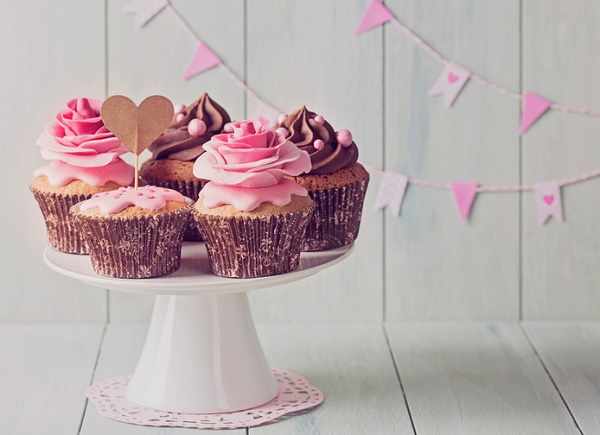 Cupcakes with sweet rose flowers and a cakepick for text